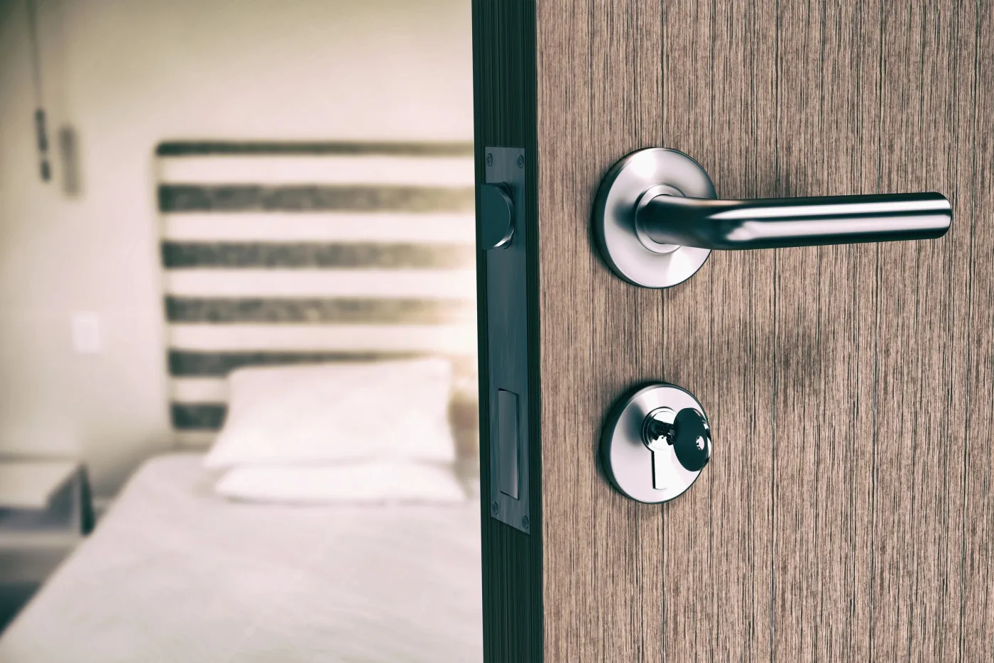 Serrure et poignée posées sur une porte d'appartement à Suresnes