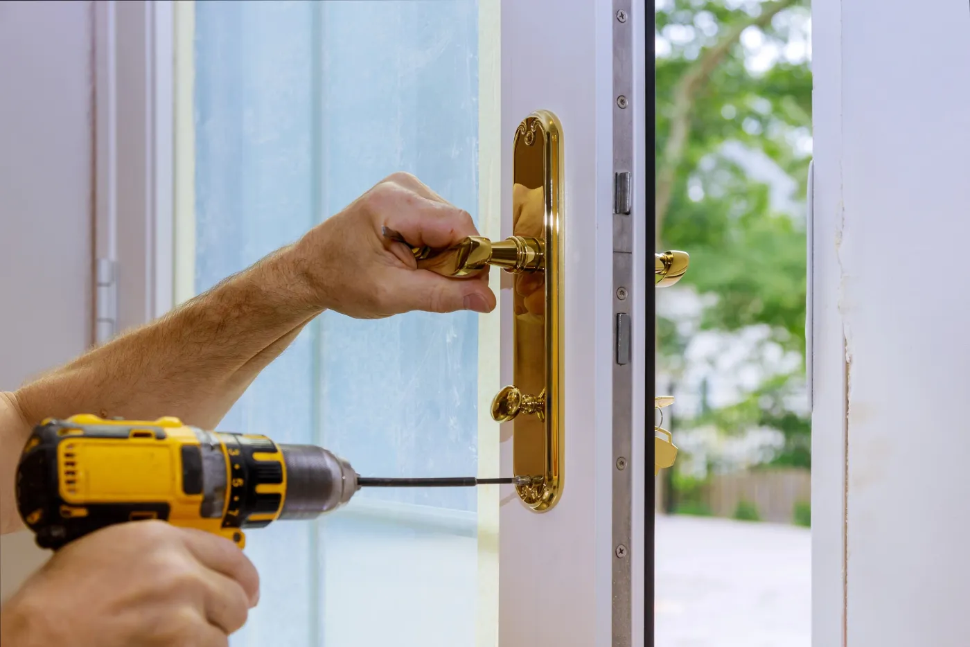 Installation d'une garniture de porte avec perçage à Suresnes